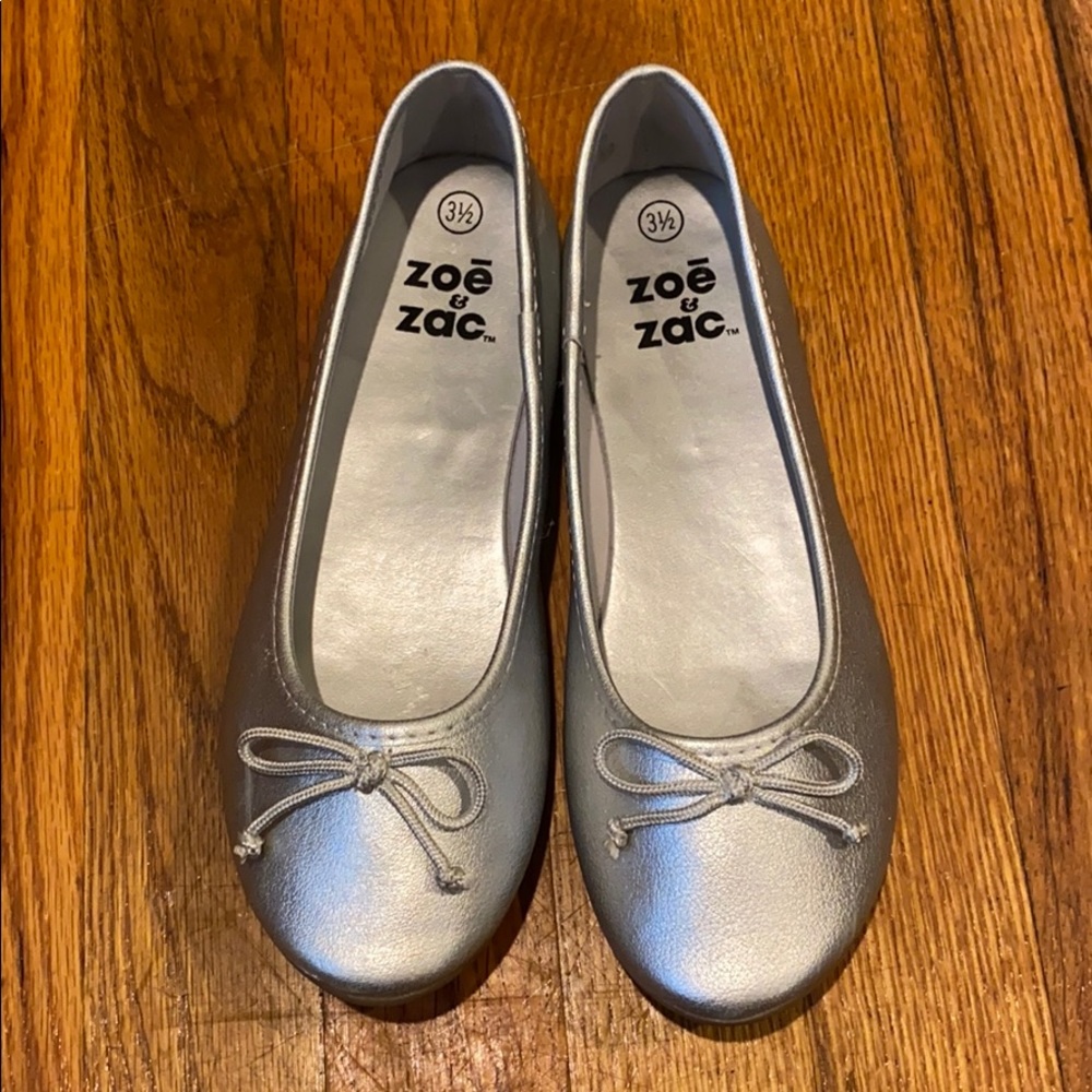 Zoe & Zac Silver Round Toe Ballet Flats, 3.5